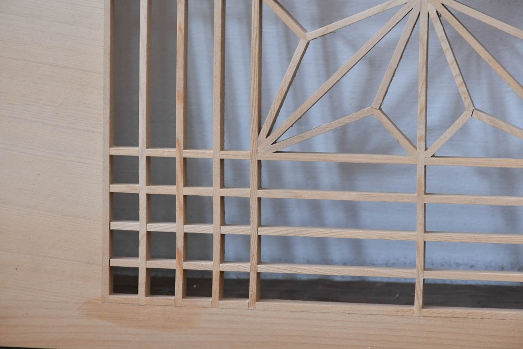 ヴィンテージ建具　昭和後期　松に鶴の彫刻と麻の葉文様が入った組子欄間2枚セット　(R-085090)