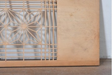 ヴィンテージ建具　昭和後期　松に鶴の彫刻と麻の葉文様が入った組子欄間2枚セット　(R-085090)