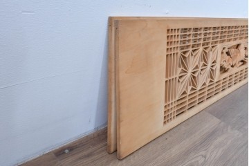 ヴィンテージ建具　昭和後期　松に鶴の彫刻と麻の葉文様が入った組子欄間2枚セット　(R-085090)