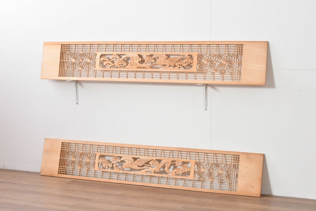 ヴィンテージ建具　昭和後期　松に鶴の彫刻と麻の葉文様が入った組子欄間2枚セット　(R-085090)