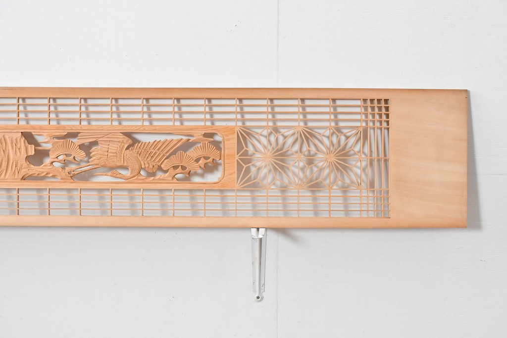 ヴィンテージ建具　昭和後期　松に鶴の彫刻と麻の葉文様が入った組子欄間2枚セット　(R-085090)