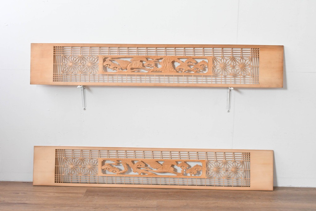 ヴィンテージ建具　昭和後期　松に鶴の彫刻と麻の葉文様が入った組子欄間2枚セット　(R-085090)