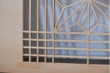 ヴィンテージ建具　昭和後期　松に鶴の彫刻と麻の葉文様が入った組子欄間2枚セット　(R-085090)