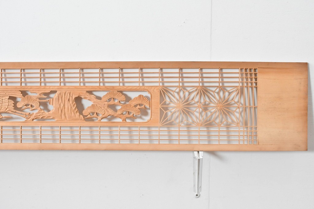 ヴィンテージ建具　昭和後期　松に鶴の彫刻と麻の葉文様が入った組子欄間2枚セット　(R-085090)