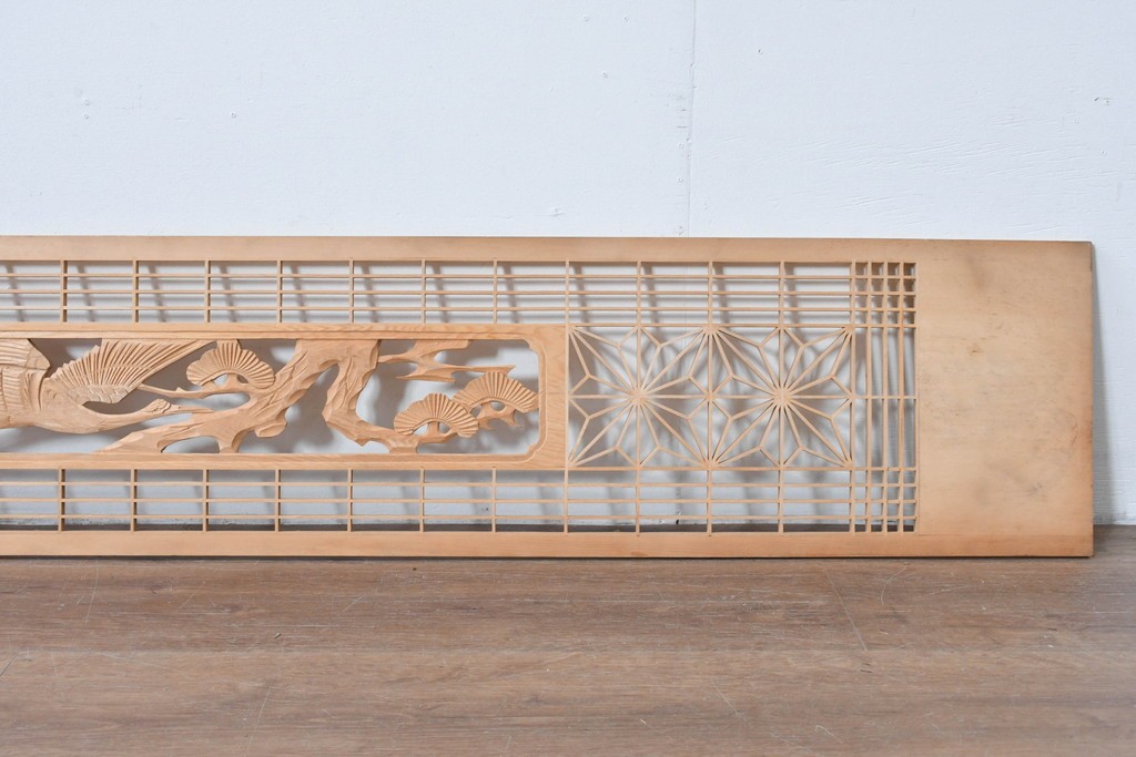 ヴィンテージ建具　昭和後期　松に鶴の彫刻と麻の葉文様が入った組子欄間2枚セット　(R-085090)