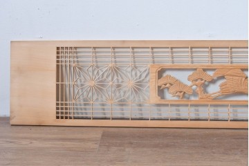 ヴィンテージ建具　昭和後期　松に鶴の彫刻と麻の葉文様が入った組子欄間2枚セット　(R-085090)