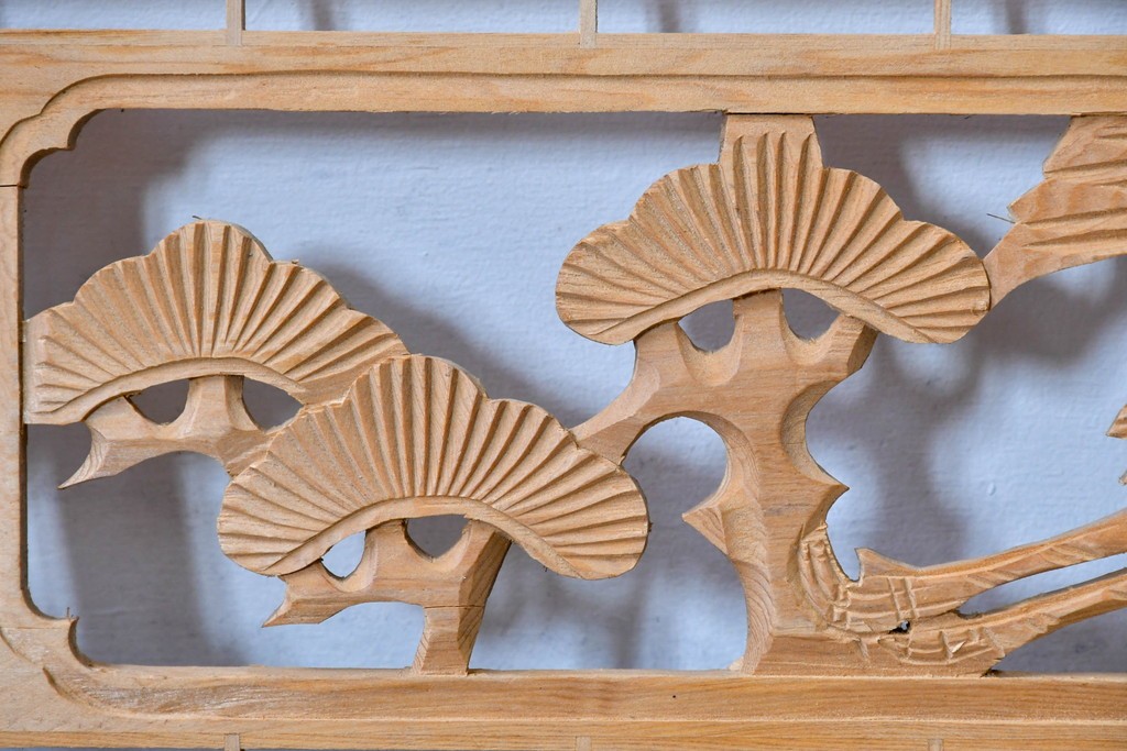 ヴィンテージ建具　昭和後期　松に鶴の彫刻と麻の葉文様が入った組子欄間2枚セット　(R-085090)