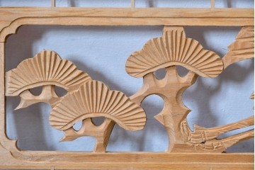 ヴィンテージ建具　昭和後期　松に鶴の彫刻と麻の葉文様が入った組子欄間2枚セット　(R-085090)