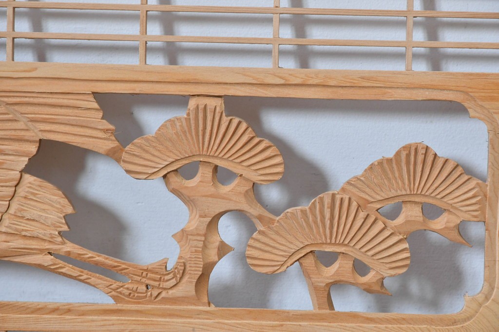 ヴィンテージ建具　昭和後期　松に鶴の彫刻と麻の葉文様が入った組子欄間2枚セット　(R-085090)