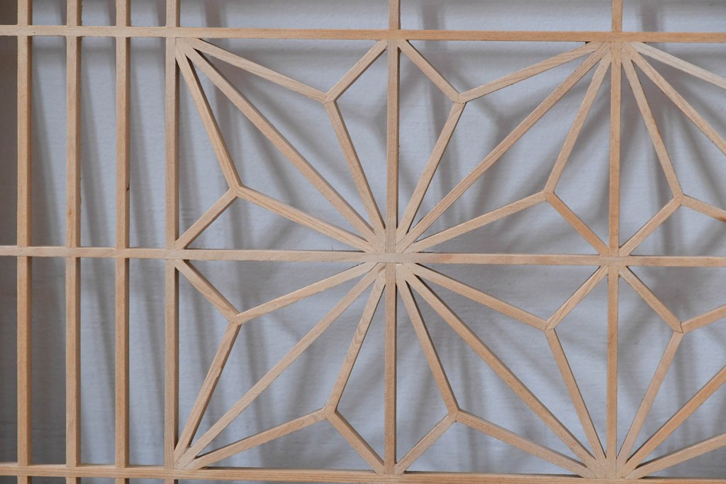 ヴィンテージ建具　昭和後期　松に鶴の彫刻と麻の葉文様が入った組子欄間2枚セット　(R-085090)