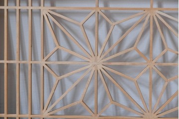 ヴィンテージ建具　昭和後期　松に鶴の彫刻と麻の葉文様が入った組子欄間2枚セット　(R-085090)