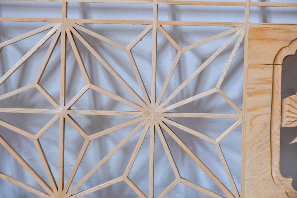 ヴィンテージ建具　昭和後期　松に鶴の彫刻と麻の葉文様が入った組子欄間2枚セット　(R-085090)