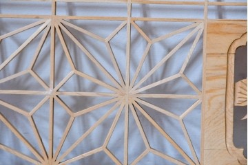 ヴィンテージ建具　昭和後期　松に鶴の彫刻と麻の葉文様が入った組子欄間2枚セット　(R-085090)