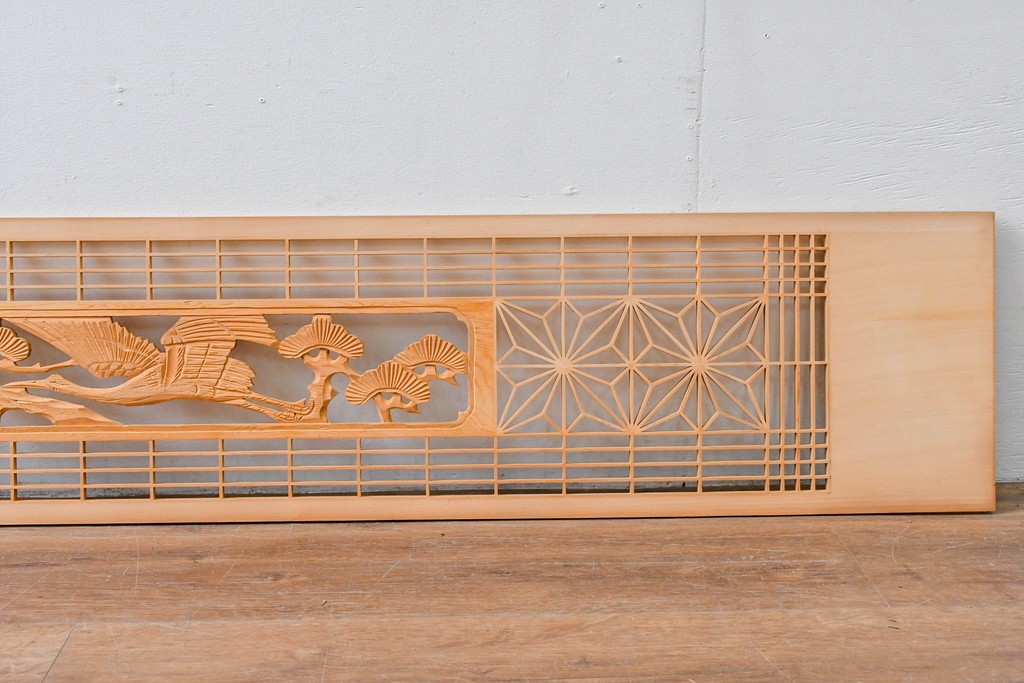 ヴィンテージ建具　昭和後期　松に鶴の彫刻と麻の葉文様が入った組子欄間2枚セット　(R-085090)