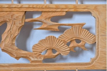 ヴィンテージ建具　昭和後期　松に鶴の彫刻と麻の葉文様が入った組子欄間2枚セット　(R-085090)