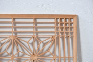 ヴィンテージ建具　昭和後期　松竹梅図の彫刻意匠が映える組子細工の欄間2枚セット　(R-085092)