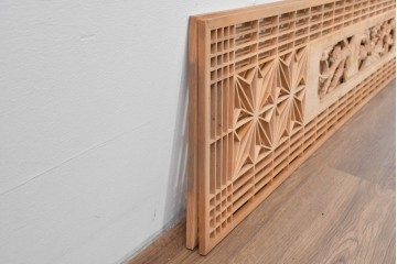 ヴィンテージ建具　昭和後期　彫刻入り　松竹梅図の意匠と組子細工が調和する欄間2枚セット　(R-085093)