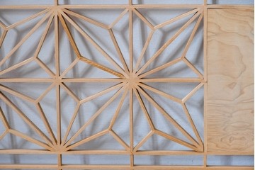 ヴィンテージ建具　昭和後期　彫刻入り　松竹梅図の意匠と組子細工が調和する欄間2枚セット　(R-085093)