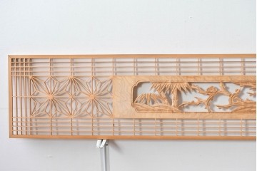 ヴィンテージ建具　昭和後期　彫刻入り　松竹梅図の意匠と組子細工が調和する欄間2枚セット　(R-085093)