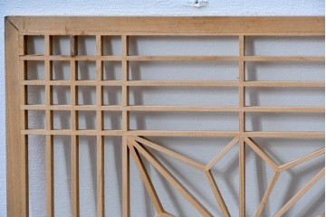 ヴィンテージ建具　昭和後期　彫刻入り　松竹梅図の意匠と組子細工が調和する欄間2枚セット　(R-085093)