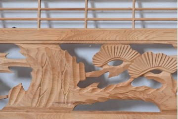 ヴィンテージ建具　昭和後期　彫刻入り　松竹梅図の意匠が際立つ組子細工の欄間2枚セット　(R-085094)