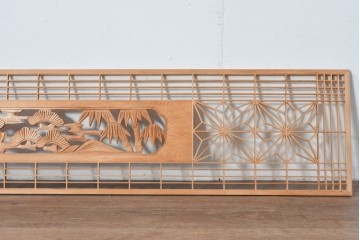 ヴィンテージ建具　昭和後期　彫刻入り　松竹梅図の意匠が際立つ組子細工の欄間2枚セット　(R-085094)