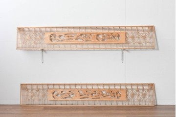 ヴィンテージ建具　昭和後期　彫刻入り　端整な組子に松竹梅を刻んだ欄間2枚セット　(R-085096)