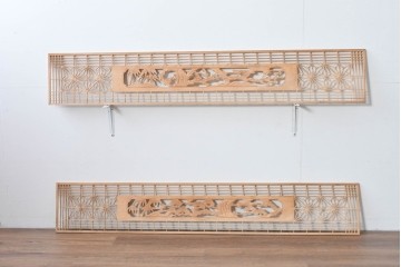 ヴィンテージ建具　昭和後期　彫刻入り　端整な組子に松竹梅を刻んだ欄間2枚セット　(R-085096)