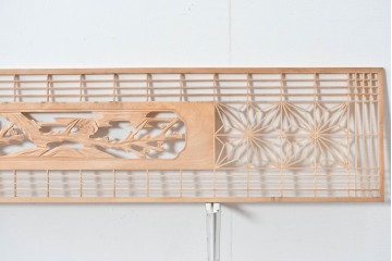 ヴィンテージ建具　昭和後期　彫刻入り　端整な組子に松竹梅を刻んだ欄間2枚セット　(R-085096)