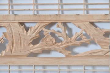 ヴィンテージ建具　昭和後期　彫刻入り　端整な組子に松竹梅を刻んだ欄間2枚セット　(R-085096)