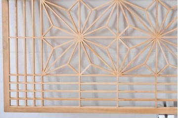 ヴィンテージ建具　昭和後期　彫刻入り　端整な組子に松竹梅を刻んだ欄間2枚セット　(R-085096)