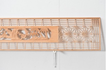 ヴィンテージ建具　昭和後期　彫刻入り　端整な組子に松竹梅を刻んだ欄間2枚セット　(R-085096)