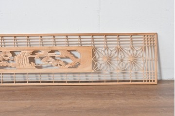 ヴィンテージ建具　昭和後期　彫刻入り　端整な組子に松竹梅を刻んだ欄間2枚セット　(R-085096)