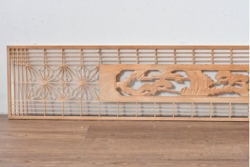 ヴィンテージ建具　昭和後期　彫刻入り　端整な組子に松竹梅を刻んだ欄間2枚セット　(R-085096)