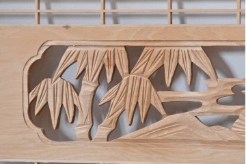 ヴィンテージ建具　昭和後期　彫刻入り　端整な組子に松竹梅を刻んだ欄間2枚セット　(R-085096)