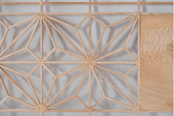 ヴィンテージ建具　昭和後期　彫刻入り　端整な組子に松竹梅を刻んだ欄間2枚セット　(R-085096)