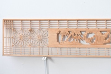 ヴィンテージ建具　昭和後期　彫刻入り　端整な組子に松竹梅を刻んだ欄間2枚セット　(R-085096)