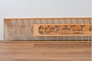 ヴィンテージ建具　昭和後期　彫刻入り　端整な組子に松竹梅を刻んだ欄間2枚セット　(R-085096)