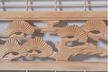 ヴィンテージ建具　昭和後期　彫刻入り　端整な組子に松竹梅を刻んだ欄間2枚セット　(R-085096)