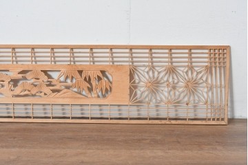 ヴィンテージ建具　昭和後期　彫刻入り　端整な組子に松竹梅を刻んだ欄間2枚セット　(R-085096)