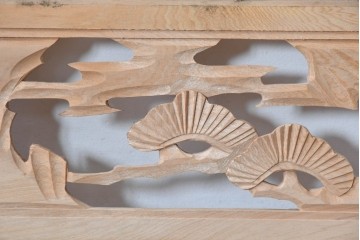 ヴィンテージ建具　昭和後期　彫刻入り　端整な組子に松竹梅を刻んだ欄間2枚セット　(R-085096)