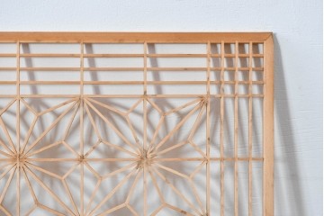 ヴィンテージ建具　昭和後期　彫刻入り　端整な組子に松竹梅を刻んだ欄間2枚セット　(R-085096)