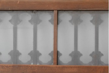 アンティーク建具　昭和初期～中期　ガラス入り　大正ロマンを象る優美な透かし意匠の欄間2枚セット　(R-085097)