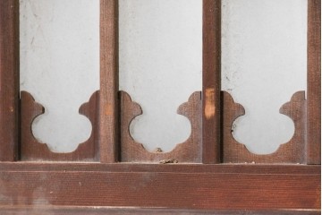 アンティーク建具　昭和初期～中期　ガラス入り　大正ロマンを象る優美な透かし意匠の欄間2枚セット　(R-085097)