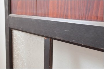 アンティーク建具　大正期　漆塗り　模様入りのガラスが魅力的な幅広ガラス帯戸(引き戸)　(R-085103)