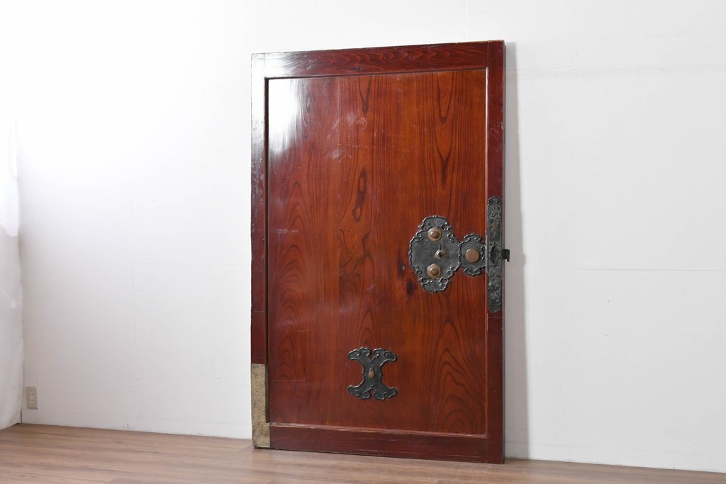 アンティーク建具　明治～大正　庄内地方　欅(ケヤキ)材　ヒノキ材　艶やかな木肌と重厚な金具が映える漆塗りの蔵戸1枚　(R-085104)