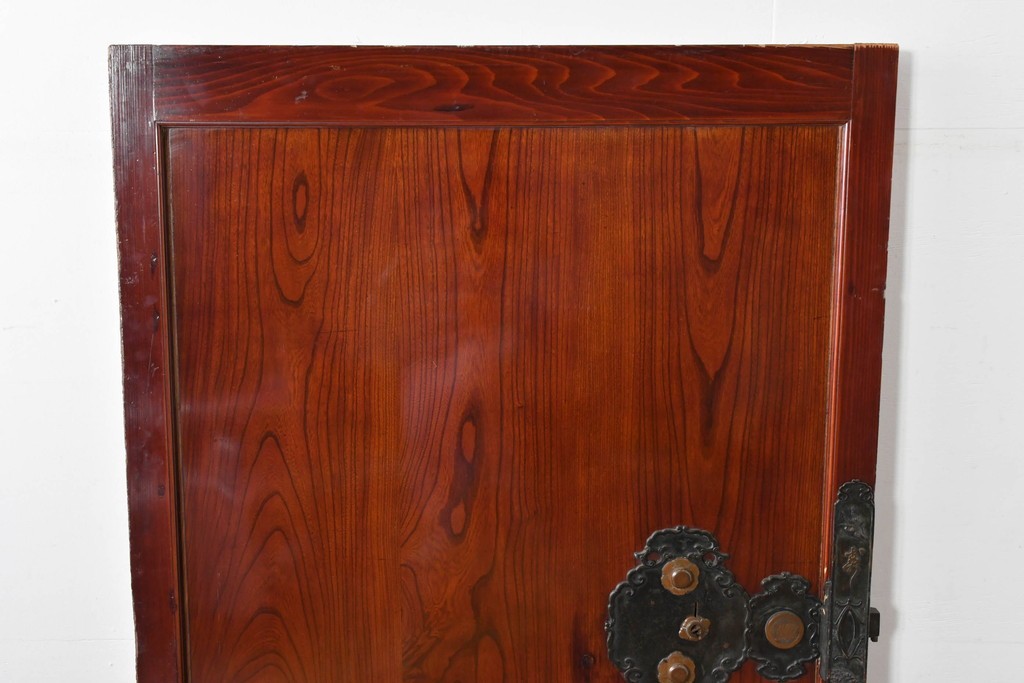 アンティーク建具　明治～大正　庄内地方　欅(ケヤキ)材　ヒノキ材　艶やかな木肌と重厚な金具が映える漆塗りの蔵戸1枚　(R-085104)