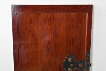 アンティーク建具　明治～大正　庄内地方　欅(ケヤキ)材　ヒノキ材　艶やかな木肌と重厚な金具が映える漆塗りの蔵戸1枚　(R-085104)