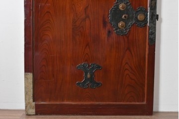 アンティーク建具　明治～大正　庄内地方　欅(ケヤキ)材　ヒノキ材　艶やかな木肌と重厚な金具が映える漆塗りの蔵戸1枚　(R-085104)