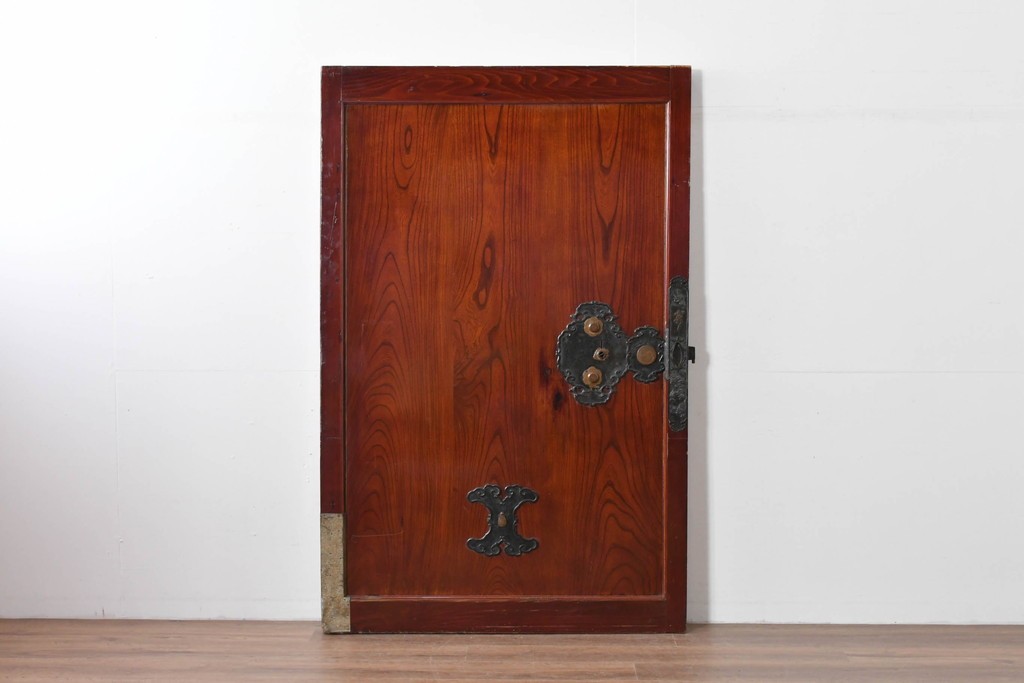 アンティーク建具　明治～大正　庄内地方　欅(ケヤキ)材　ヒノキ材　艶やかな木肌と重厚な金具が映える漆塗りの蔵戸1枚　(R-085104)